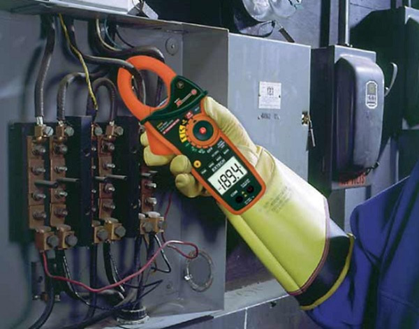 Chú ý đảm bảo an toàn trong quá trình dùng ampe kìm đo dòng rò