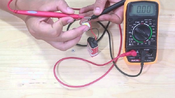 Đo điện trở bằng đồng hồ vạn năng không được kết nối với mạch