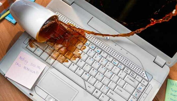 Máy tính bị đổ nước có thể làm hỏng main 