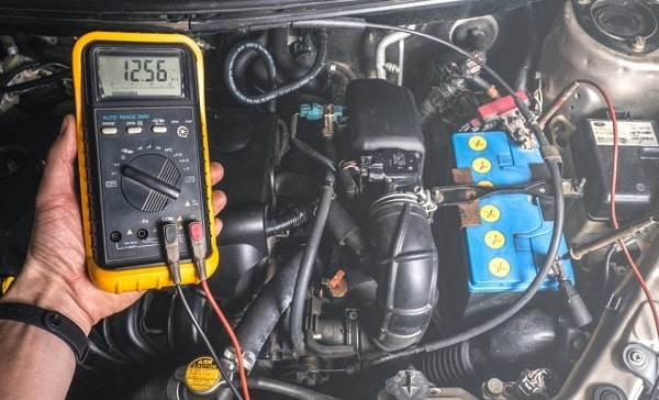 Cách đo điện áp bình ắc quy ô tô